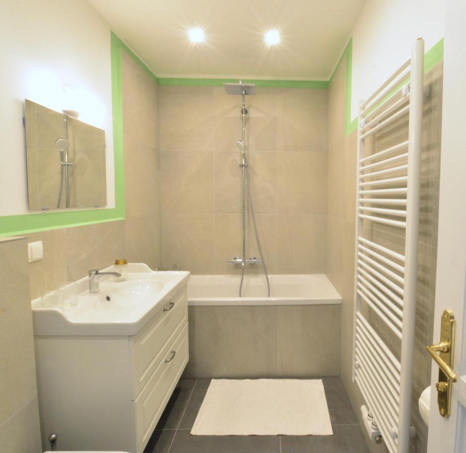 Spacious And Comfy With 3 Bedrooms Wina Bagian luar foto